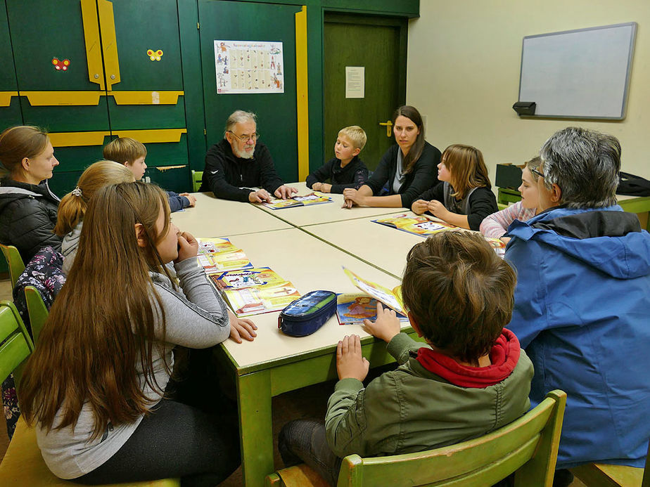 Symbolische Mantelteilung mit den Kommunionkindern (Foto: Karl-Franz Thiede)